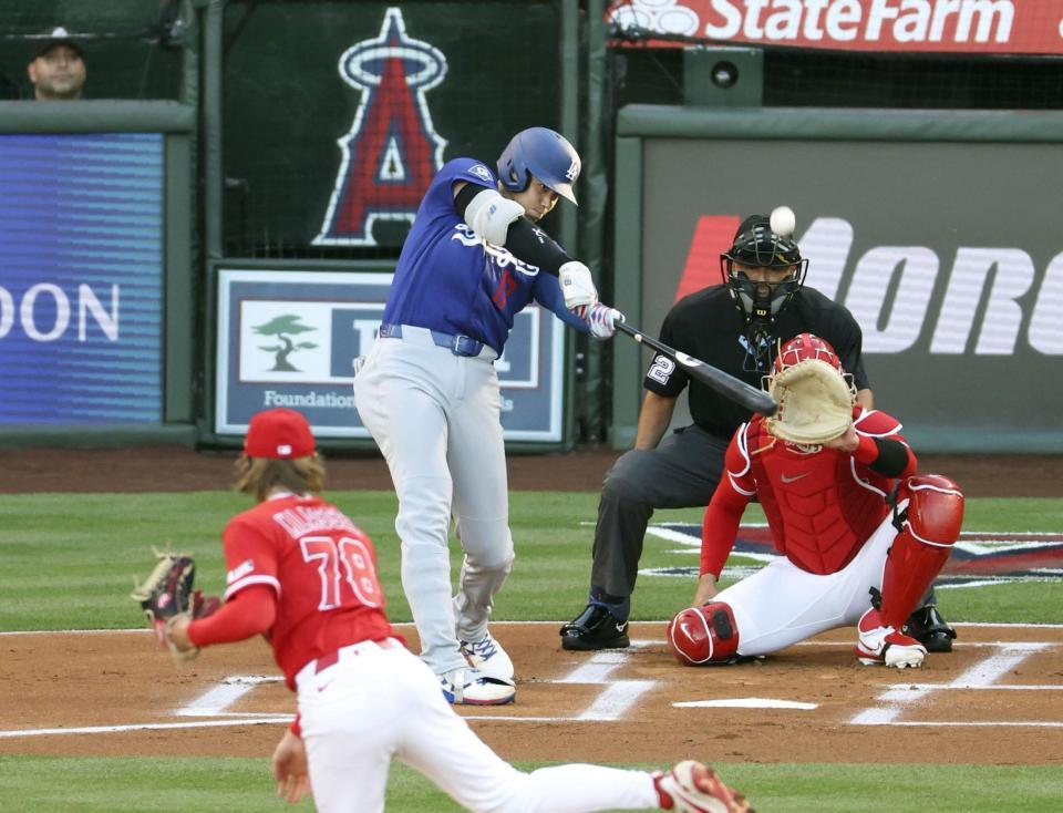 　エンゼルス戦の１回、中飛に倒れるドジャース・大谷＝アナハイム（共同）