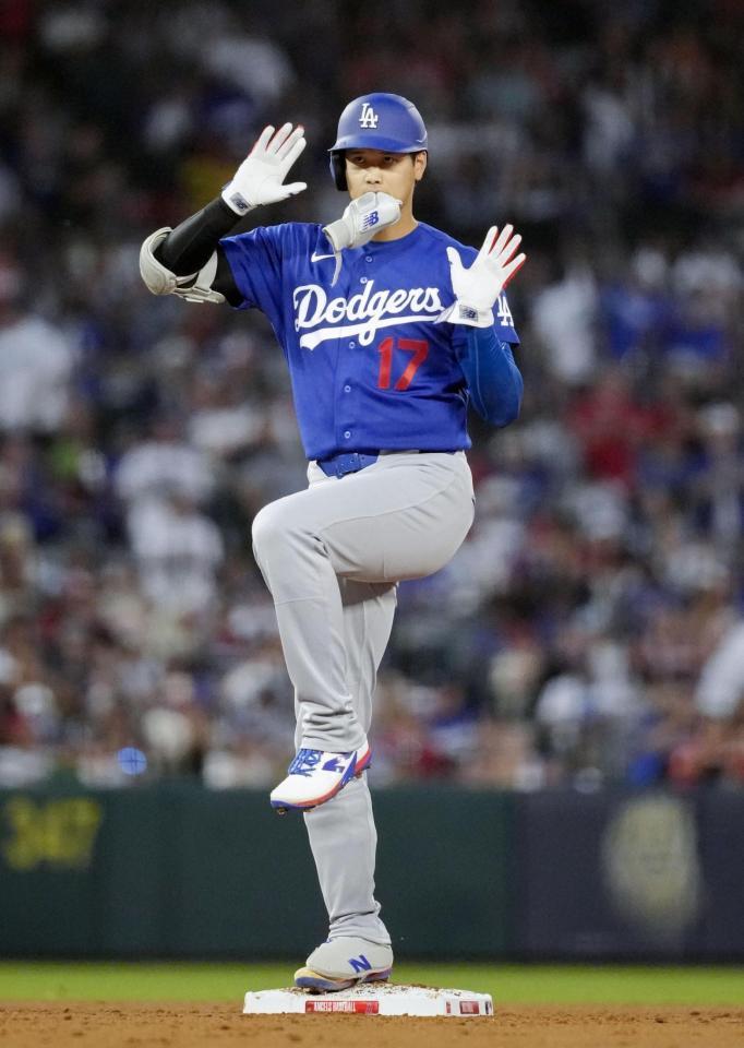 　エンゼルス戦の３回、３点二塁打を放ちポーズをとるドジャース・大谷＝アナハイム（共同）