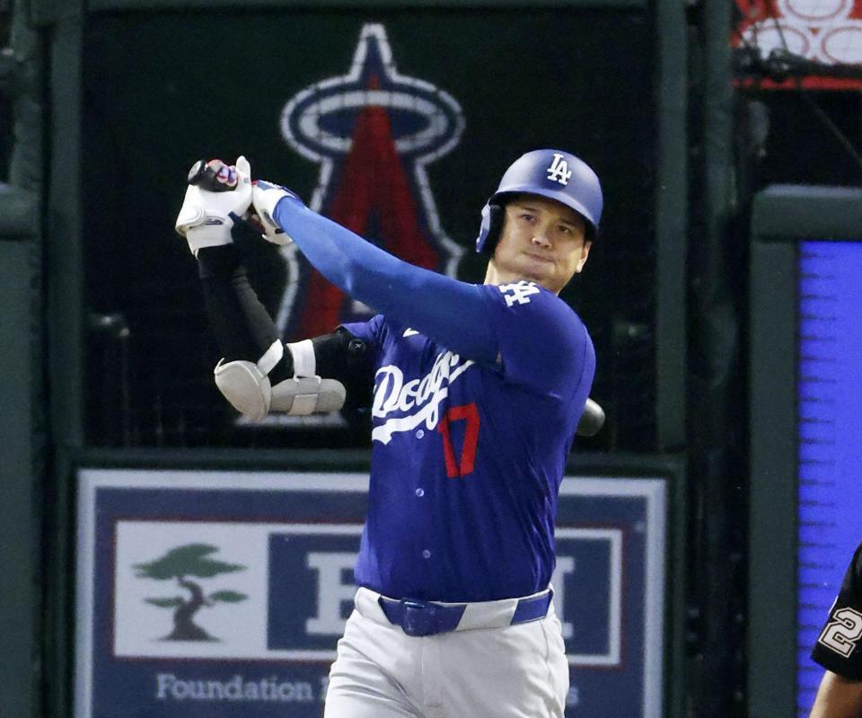 　エンゼルス戦の３回、３点二塁打を放つドジャース・大谷＝アナハイム（共同）