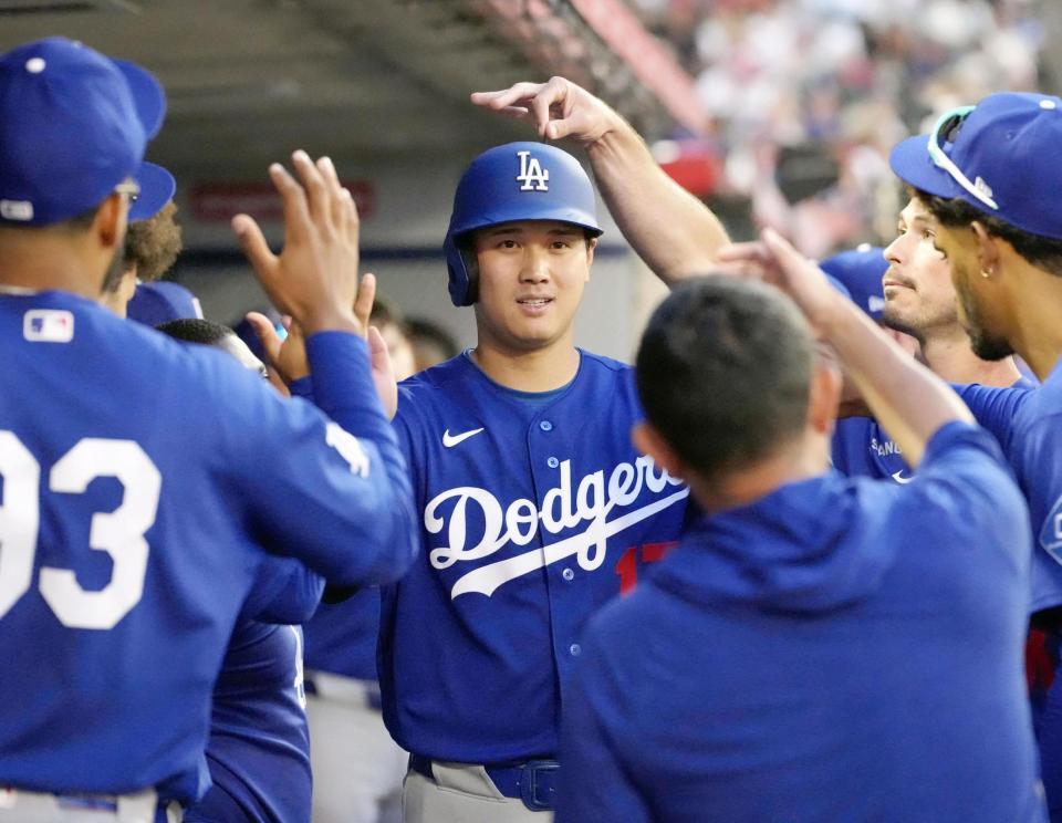 　エンゼルス戦の３回、フリーマンの押し出し四球で生還し迎えられるドジャース・大谷＝アナハイム（共同）