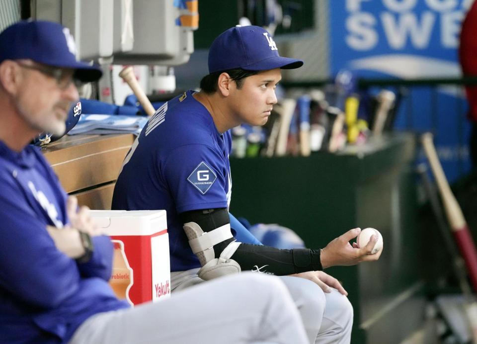 　エンゼルス戦のベンチで試合を見るドジャース・大谷＝アナハイム（共同）