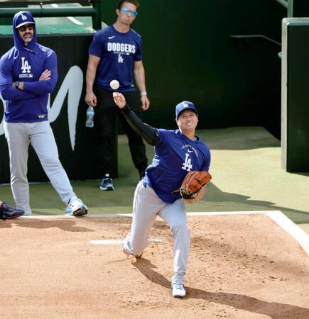 ブルペンで投球練習する大谷（共同）