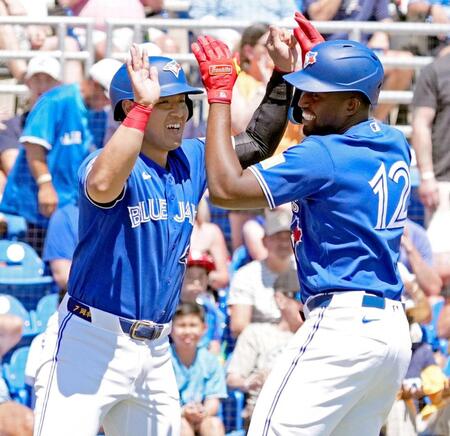 　１回、サンチェス（右）の２ランで生還し、タッチを交わす岡本（共同）