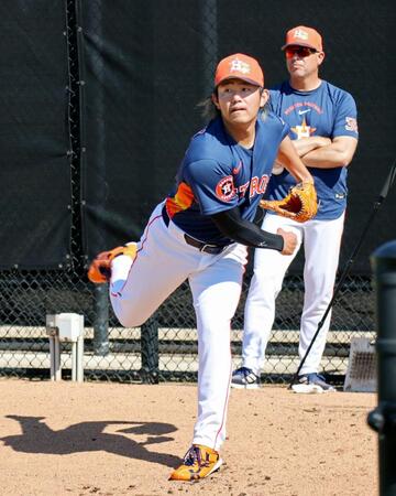 　ブルペンで投球練習するアストロズ・今井（共同）