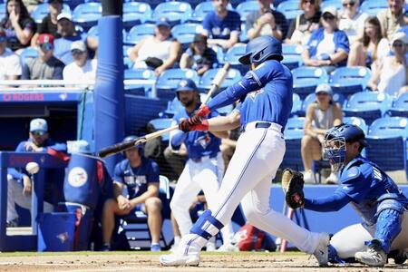 　紅白戦の１回、左前打を放つブルージェイズ・岡本＝ダンイーデン（共同）