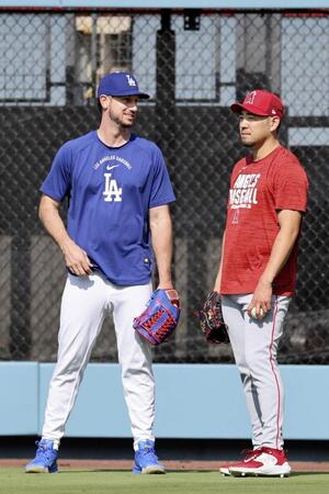 　ドジャースのタッカー（左）と話すエンゼルス・菊池＝ロサンゼルス（共同）