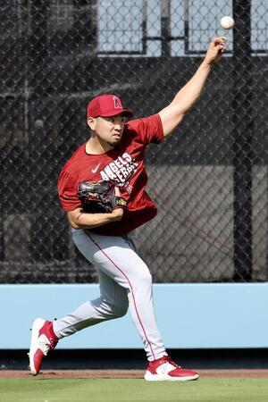 　キャッチボールするエンゼルス・菊池＝ロサンゼルス（共同）