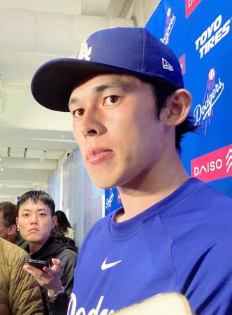 降板後、報道陣の質問に答える佐々木（撮影・小林信行）