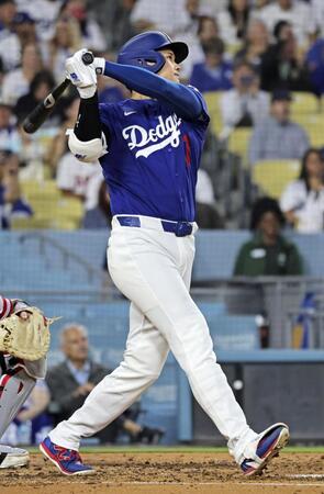 　エンゼルス戦の３回、左中間二塁打を放つドジャース・大谷＝ロサンゼルス（共同）