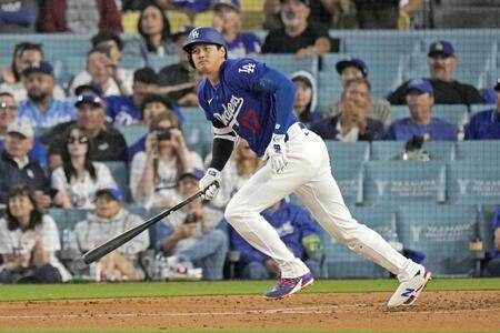 　エンゼルス戦の３回、左中間二塁打を放つドジャース・大谷＝ロサンゼルス（共同）