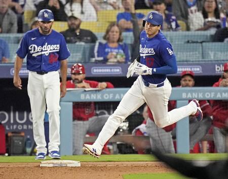 　エンゼルス戦の３回、二塁打を放ったドジャース・大谷＝ロサンゼルス（共同）