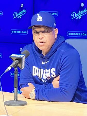 　試合後、報道陣の質問に答えるロバーツ監督（撮影・小林信行）