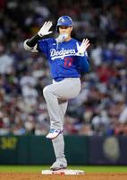 ３回、３点二塁打を放ちポーズをとる（共同）