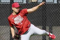 　キャッチボールするエンゼルス・菊池＝ロサンゼルス（共同）