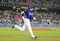 　エンゼルス戦の３回、左中間二塁打を放ったドジャース・大谷＝ロサンゼルス（共同）