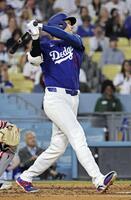 　エンゼルス戦の３回、左中間二塁打を放つドジャース・大谷＝ロサンゼルス（共同）
