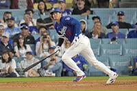 　エンゼルス戦の３回、左中間二塁打を放つドジャース・大谷＝ロサンゼルス（共同）