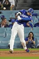 　エンゼルス戦の３回、左中間二塁打を放つドジャース・大谷＝ロサンゼルス（共同）