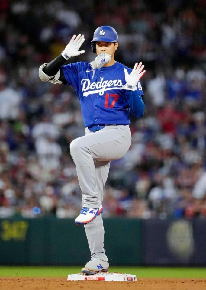 ３回、３点二塁打を放ちポーズをとる（共同）