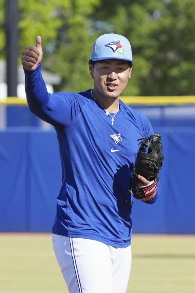 　練習の合間に合図するブルージェイズ・岡本＝ダンイーデン（共同）