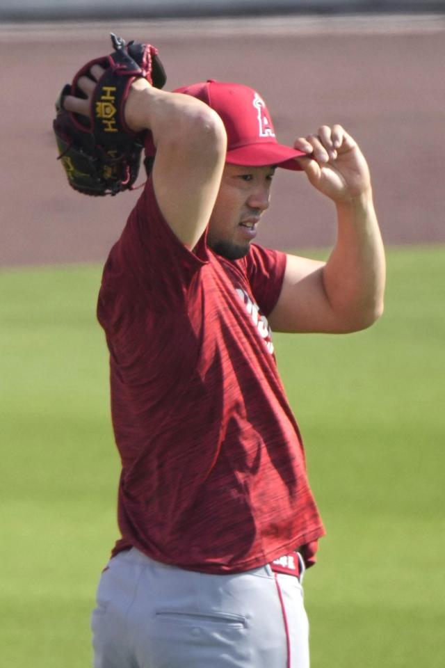 　調整するエンゼルス・菊池＝ロサンゼルス（共同）