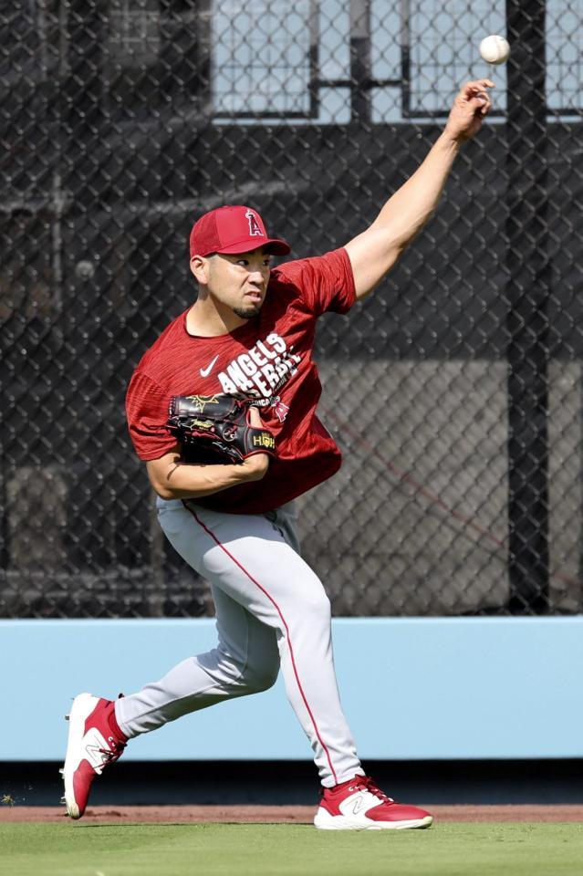 　キャッチボールするエンゼルス・菊池＝ロサンゼルス（共同）