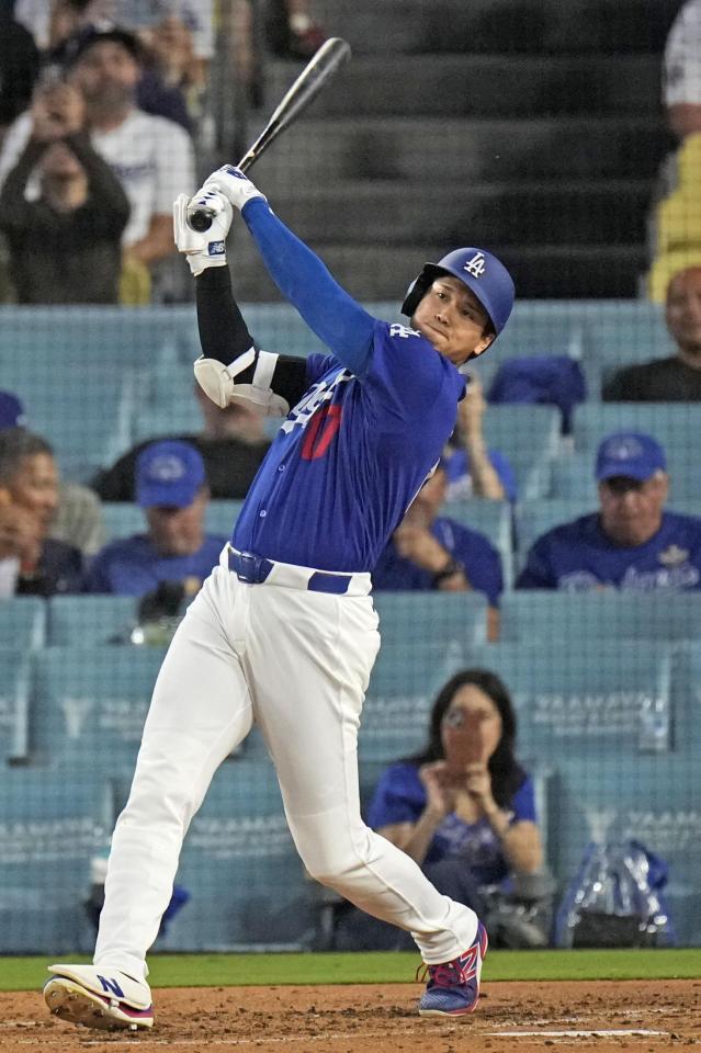 　エンゼルス戦の３回、左中間二塁打を放つドジャース・大谷＝ロサンゼルス（共同）