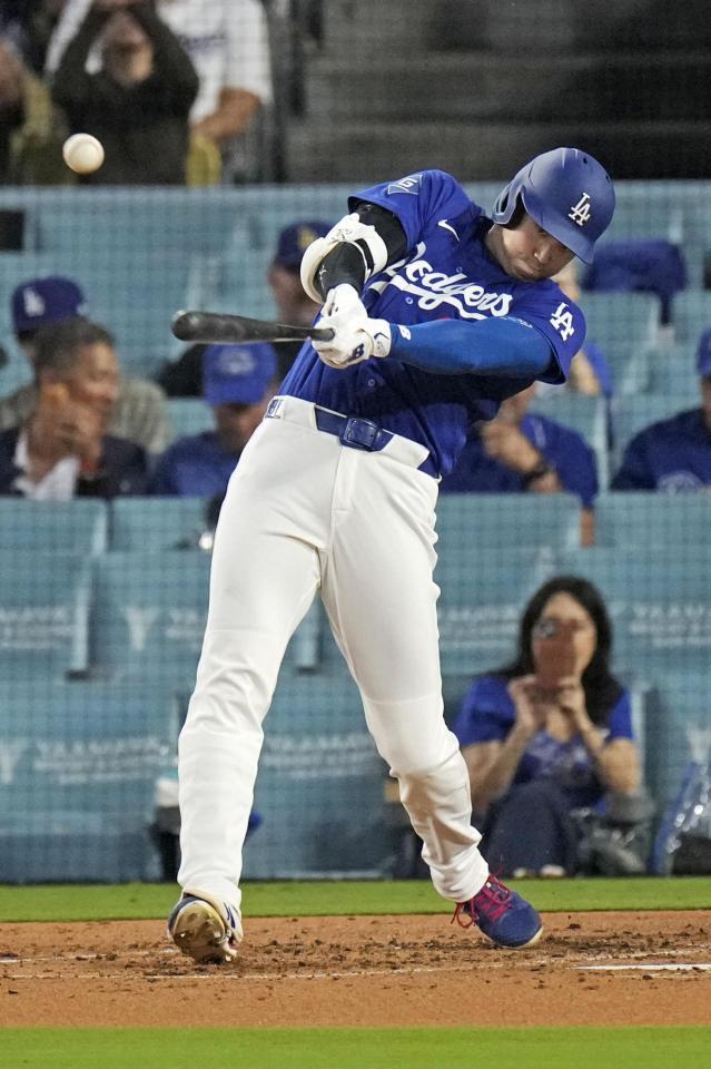 　エンゼルス戦の３回、左中間二塁打を放つドジャース・大谷＝ロサンゼルス（共同）