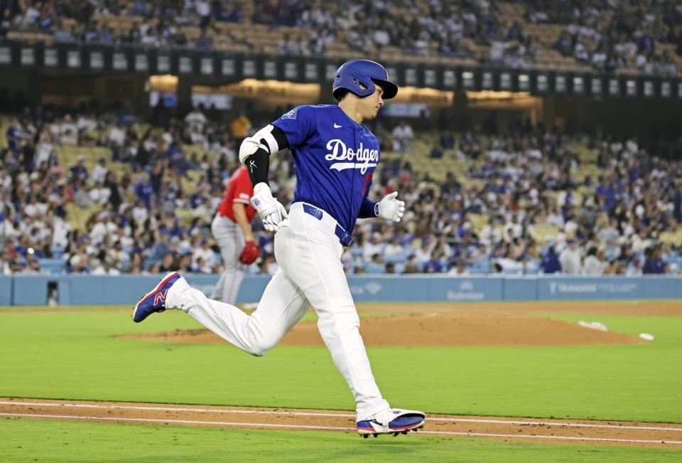 　エンゼルス戦の３回、左中間二塁打を放ったドジャース・大谷＝ロサンゼルス（共同）