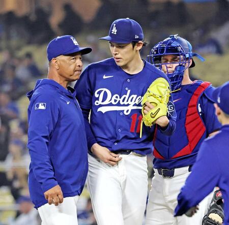 　４回、この試合２度目の降板となるドジャース・佐々木。左はロバーツ監督（共同）