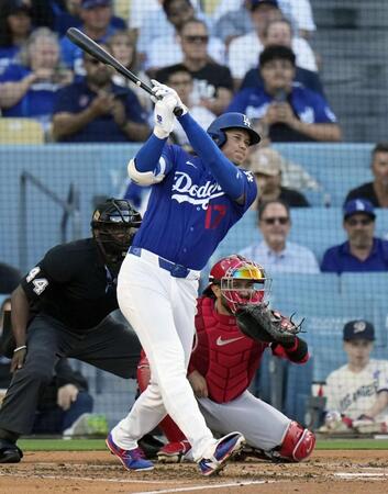 　エンゼルス戦の４回、右前打を放つドジャース・大谷＝ロサンゼルス（共同）
