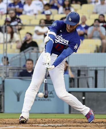 　エンゼルス戦の４回、右前打を放つドジャース・大谷＝ロサンゼルス（共同）