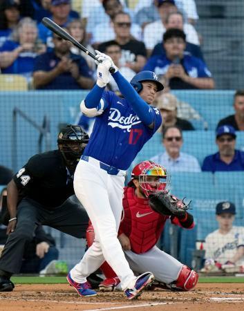 　エンゼルス戦の４回、右前打を放つドジャース・大谷＝ロサンゼルス（共同）