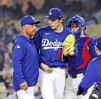 　４回、この試合２度目の降板となるドジャース・佐々木。左はロバーツ監督（共同）