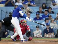 　エンゼルス戦の４回、右前打を放つドジャース・大谷＝ロサンゼルス（共同）