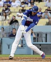 　エンゼルス戦の４回、右前打を放つドジャース・大谷＝ロサンゼルス（共同）