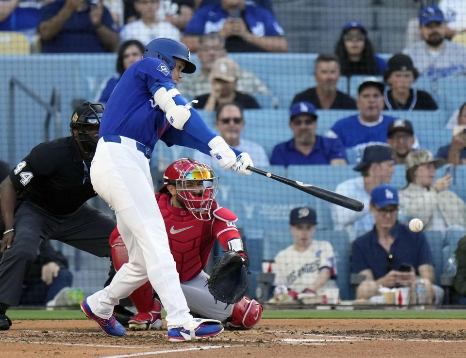 　エンゼルス戦の４回、右前打を放つドジャース・大谷＝ロサンゼルス（共同）