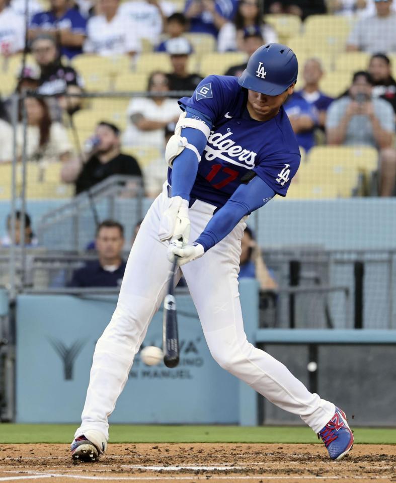 　エンゼルス戦の４回、右前打を放つドジャース・大谷＝ロサンゼルス（共同）