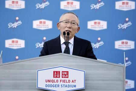 ドジャースとユニクロのパートナーシップ契約が発表され、記者会見でスピーチするファーストリテイリングの柳井正会長（共同）