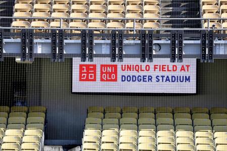 ドジャースの本拠地球場に表示された「ユニクロフィールド・アット・ドジャースタジアム」の文字（共同）