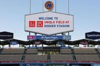 ドジャースの本拠地球場の電光掲示板に表示された「ユニクロフィールド・アット・ドジャースタジアム」の文字（共同）