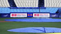 ドジャースの本拠地球場に表示された「ユニクロフィールド・アット・ドジャースタジアム」の文字（共同）