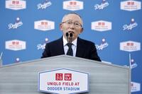 ドジャースとユニクロのパートナーシップ契約が発表され、記者会見でスピーチするファーストリテイリングの柳井正会長（共同）