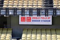 ドジャースの本拠地球場に表示された「ユニクロフィールド・アット・ドジャースタジアム」の文字（共同）