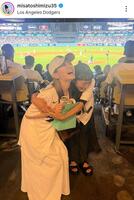 サプライズでプロポーズされたミカちゃんと抱き合い喜ぶ清水みさと（右）。２５年９月２１日付の清水みさとのインスタグラム＠ｍｉｓａｔｏｓｈｉｍｉｚｕ３５より