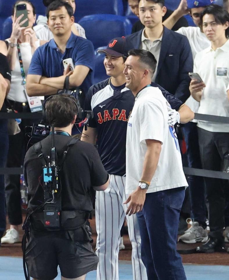 大谷(左)と再会し笑顔を見せるヌートバー（３月１４日撮影)
