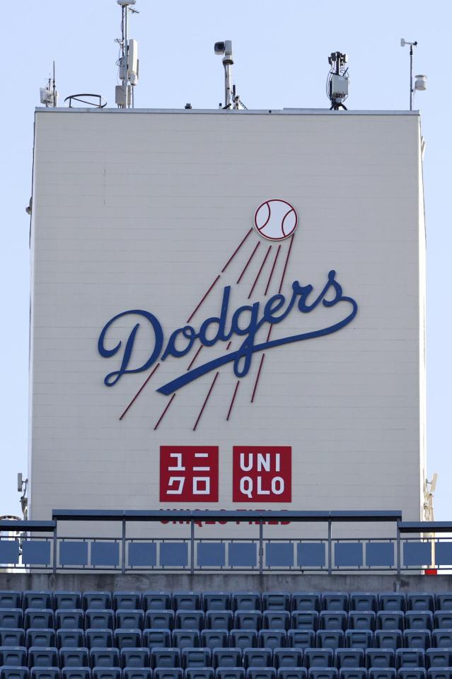 「ドジャースタジアム」に掲示されたユニクロの広告看板（共同）