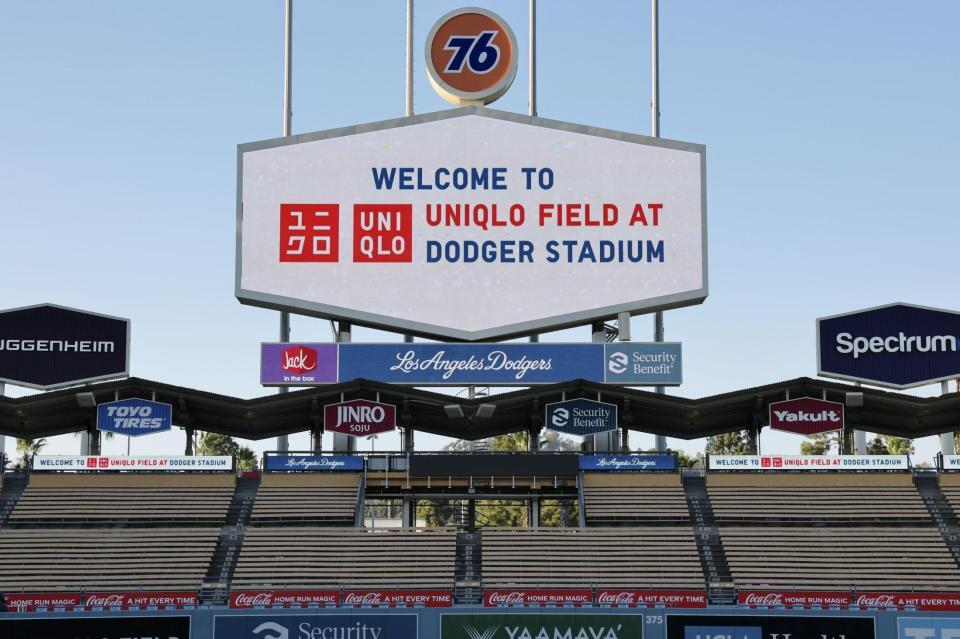 ドジャースの本拠地球場の電光掲示板に表示された「ユニクロフィールド・アット・ドジャースタジアム」の文字（共同）