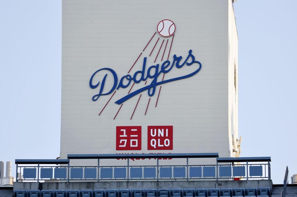 「ドジャースタジアム」に掲示されたユニクロの広告看板（共同）