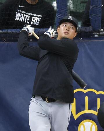 打撃練習をする村上（共同）